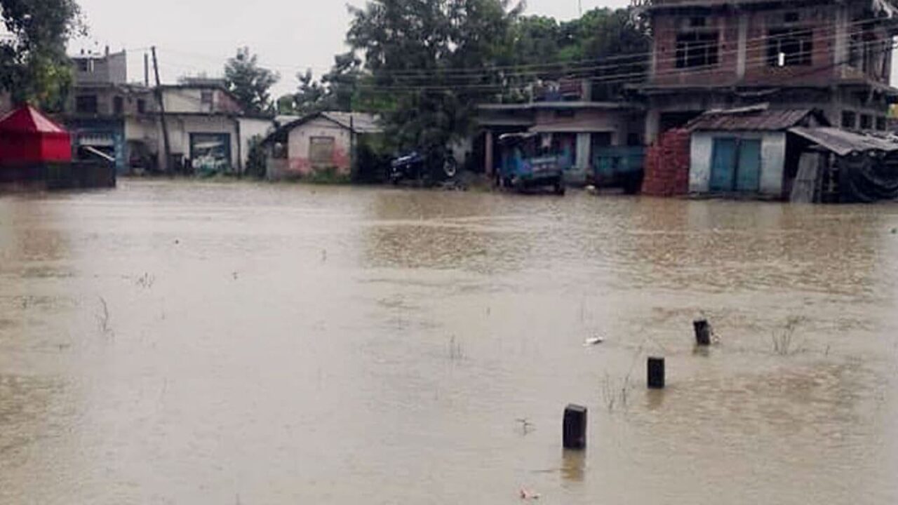 कैलालीमा बेमौसमी बर्षाले डुबानमा परेका घर सरसफाइ गरिँदै